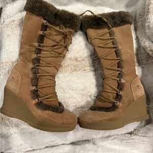 Report Brand- Laced up tan boots with fur lining and zippers on sides. Sized 7.5